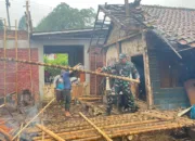 Rumah Bapak Ade Ambruk Akibat Hujan Lebat Digarut