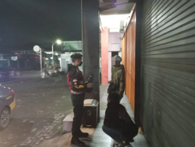 Patroli Dini Hari Sat Samapta Polres Garut Amankan 2 Warga Konsumsi Miras