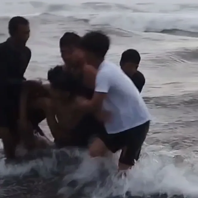 Aksi Heroik Polisi Terjang Ombak Pantai Selatan, Satpolairud Polres Garut Evakuasi 2 Wisatawan Tenggelam