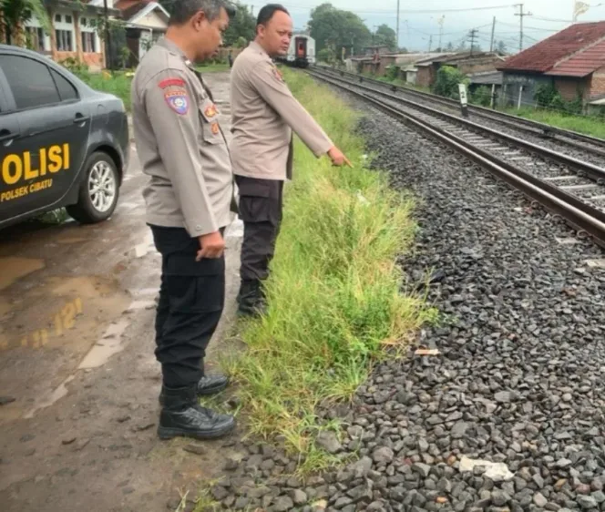 Warga Tertemper Kereta Commuter Line Polsek Cibatu  Lakukan Penanganan Cepat