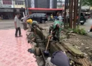 Koramil 1408-09/Tamalate Gelar Karya Bhakti Pembersihan Selokan Antisipasi Banjir di Musim Hujan