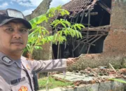 Polsek Banjarwangi Cek TKP Pohon Tumbang Dan Rumah Riboh Akibat Angin Kencang