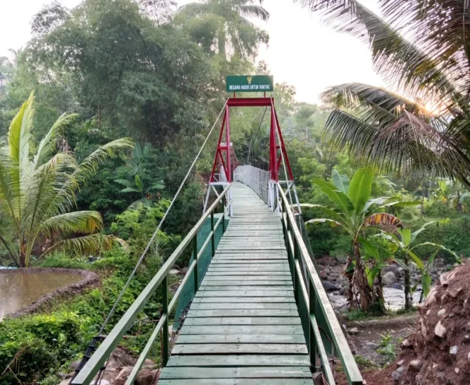 Terbangunnya Jembatan Gantung Cigolewang, Masyarakat pun Senang