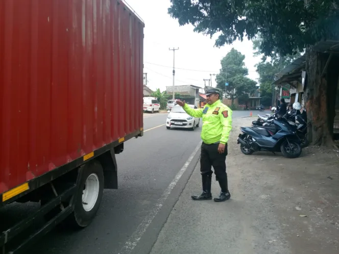 Satlantas Polsek Malangbong, Turut Amankan Lalulintas Dalam Kegiatan Oprasi Katarak Di Puskesmas Citeras