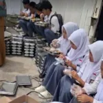 Anak Sekolah YBHM Sekolah Digembok, Makan Pembagian MBG di Trotoar IMG_20260112_183758