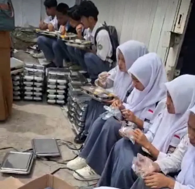 Anak Sekolah YBHM Sekolah Digembok, Makan Pembagian MBG di Trotoar