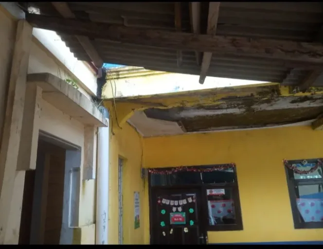 SDN 1 Malangbong sebelah gedung PGRI malangbong memperhatikan atap sekolah yang tidak terawat