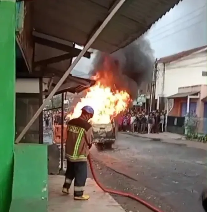Minibus Bermuatan Pertalite Meledak Di Jalan Wanakerta Cibatu