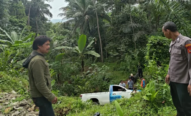 Sigap Layana Laka Tunggal Di Bungbulang, Polsek Evakuasi Korban Mobil Terperosok Ke Jurang