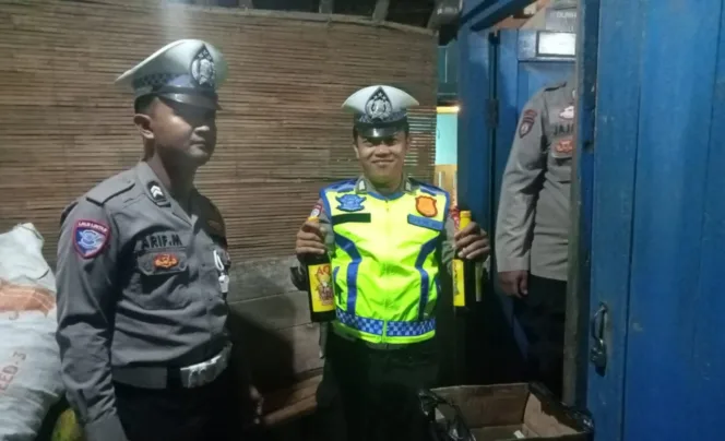 Ciptakan Situasi Aman Kondusif, Polsek Limbangan Gelar KRYD Dan Amankan Miras Dari Sejumlah Warung