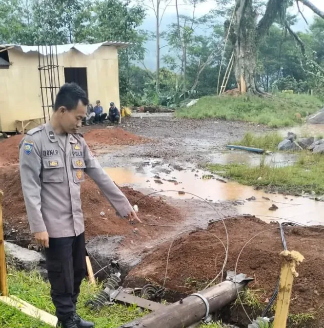 Tiang Listrik Roboh Di Banjarwangi, Polisi Dan PLN Bergerak Cepat Lakukan Penanganan