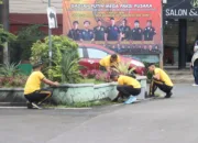 Polres Garut Gelar Jumat Bersih Serentak Di Alun-Alun Tarogong, Wujud Kepedulian Jaga Lingkungan Publik