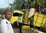 Polsek Kadungora Tangani Laka Tunggal Light Truck Di Jalan Raya Baru Kadungora