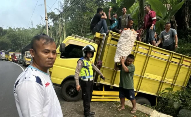 Polsek Kadungora Tangani Laka Tunggal Light Truck Di Jalan Raya Baru Kadungora