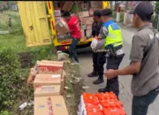 Respon Cepat Polsek Pasirwangi Evakuasi Mobil Box Terperosok Parit