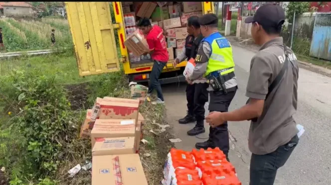 Respon Cepat Polsek Pasirwangi Evakuasi Mobil Box Terperosok Parit