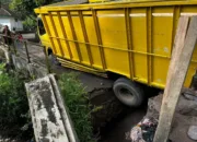 Polsek Cisurupan Bersama Warga Evakuasi Kendaraan Terdampak Jembatan Putus