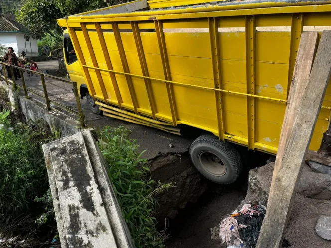 Polsek Cisurupan Bersama Warga Evakuasi Kendaraan Terdampak Jembatan Putus