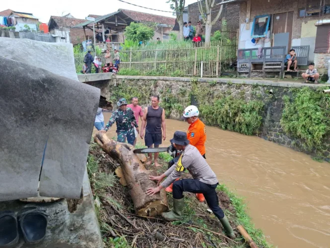 Bencana Hidrometeorologi Terjang Pasirwangi, Aparat Gabungan Sigap Evakuasi Dan Bersihkan Akses Warga