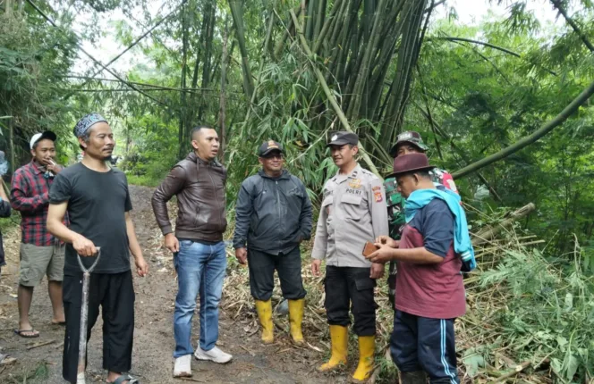 Longsor Putus Akses Dua Desa Di Sukaresmi, Polsek Cisurupan Dan Warga Bergerak Cepat lakukan Penanganan