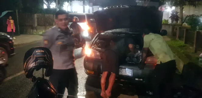 Polsek Samarang Polres Garut Tindaklanjuti Aduan 110, Mobil mogok Picu Kemacetan Panjang