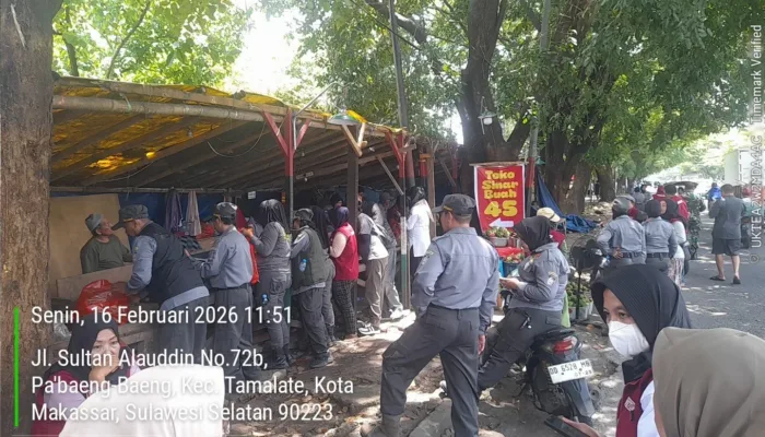 Satlinmas Kecamatan Tamalate Bersama Forkopimda Gelar Penertiban Bangunan PKL di Atas Drainase dan Damija