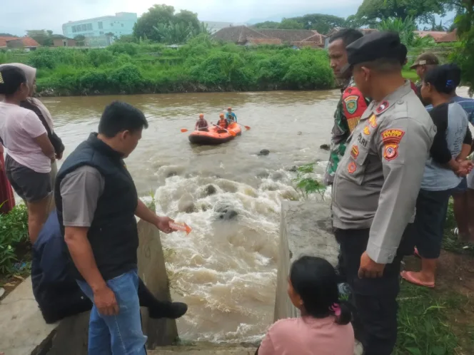 Quick Response Polres Garut Kota Lakukan Pencarian Bocah Hanyut Di Sungai Cimanuk