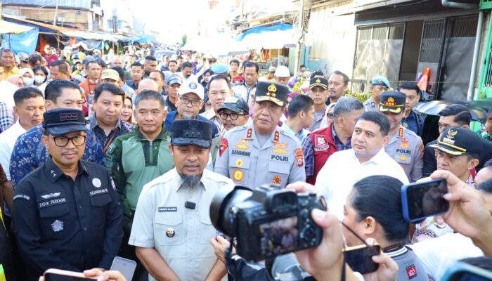 Kapolda Sulsel Bersama Gubernur Tinjau Harga Bahan Pokok di Pasar Terong Makassar