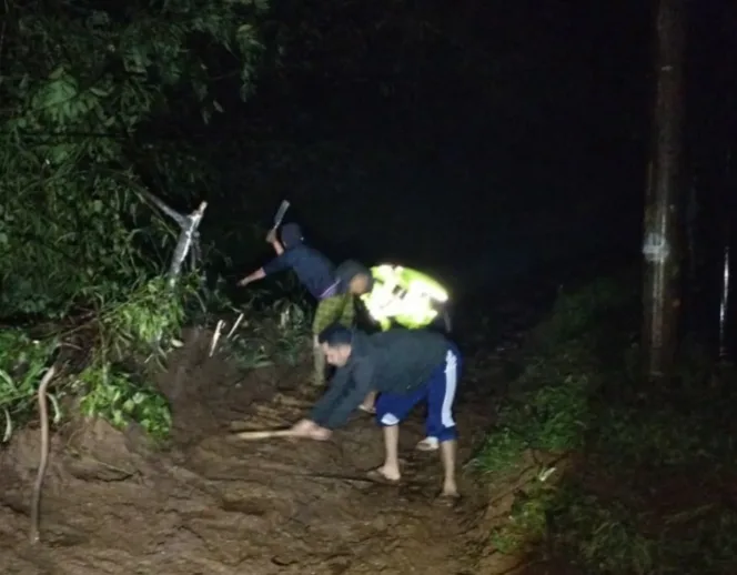 Polsek Banjarwangi Polres Garut Evakuasi Tanah Longsor, Akses Jalan Kembali Normal