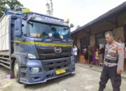 Polres Garut Lakukan Olah TKP Penemuan Sopir Truk Meninggal Di Dalam Kabin Kendaraan
