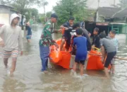Babinsa Koramil 1408-10/Panakkukang Turun Langsung Bantu Warga Terdampak Banjir di Kelurahan Manggala