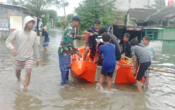 Babinsa Koramil 1408-10/Panakkukang Turun Langsung Bantu Warga Terdampak Banjir di Kelurahan Manggala