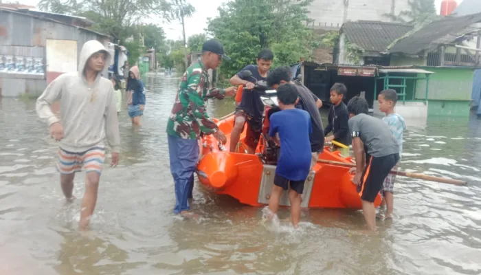 Babinsa Koramil 1408-10/Panakkukang Turun Langsung Bantu Warga Terdampak Banjir di Kelurahan Manggala