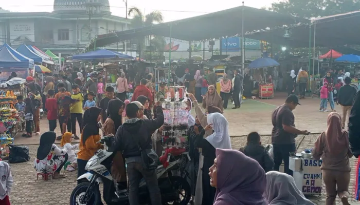 Bazar Ramadhan Hari Ke-7 Di Alun-Alun Malangbong Diserbu Pengunjung