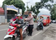 Polsek Banyuresmi Bersama SMAN 25 Bagikan Takjil