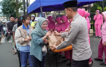 Polres Garut Bagikan Takjil Gratis, Wujud Kepedulian Di Bulan Ramadhan