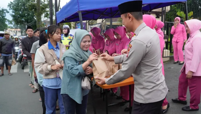 Polres Garut Bagikan Takjil Gratis, Wujud Kepedulian Di Bulan Ramadhan