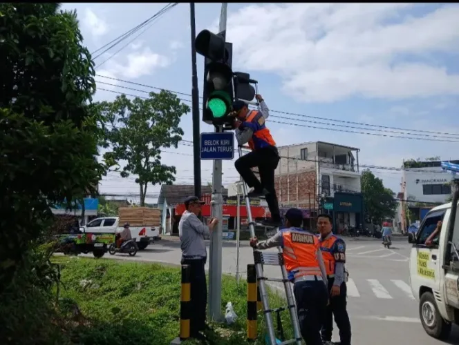 Dishub Garut Lakukan Penyesuaian Waktu Lampu Lalu Lintas di Persimpangan Samarang–Rancabango