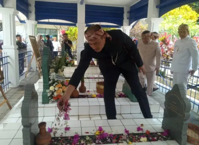 Kapolres Garut Berziarah ke Makam Leluhur Garut Bersama Rombongan Bupati Garut H. Syakur Amin