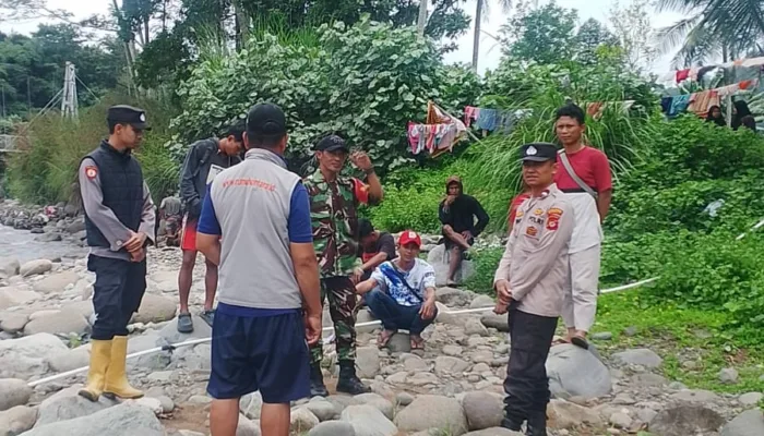 Polsek Pakenjeng Bersama Tim Gabungan Sisir Sungai Cikandang, Bocah 9 Tahun Diduga Hanyut Saat Menyebrang