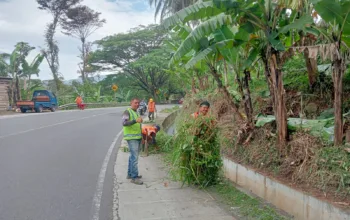 Apresiasi Masyarakat pada petugas Kebersihan Dan Normalisasi Saluran Air Di Kampung Cisurian Jalan Raya Kersamanah