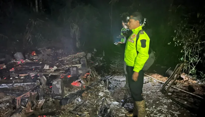 Polsek Banjarwangi Gerak Cepat Cek TKP, Rumah Warga Jayabakti Ludes Terbakar Diduga Akibat Korsleting