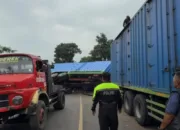 Polsek Malangbong Polres Garut Evakuasi Truk Terguling Di Tanjakan Andir Malangbong