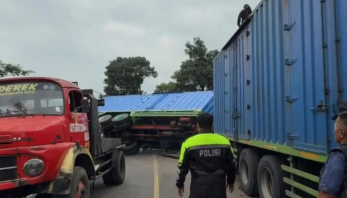 Polsek Malangbong Polres Garut Evakuasi Truk Terguling Di Tanjakan Andir Malangbong