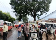 Polisi Hadir Saat Ngabuburit, Polsek Karangpawitan Atur Lalu Lintas Demi kenyamanan Warga