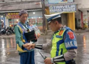 Polsek Kadungora Polres Garut Bagikan Takjil Kepada Pengguna Jalan