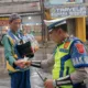 Polsek Kadungora Polres Garut Bagikan Takjil Kepada Pengguna Jalan