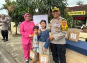 Tebar Kebaikan Di Bulan Ramadhan,Polsek Banyuresmi Bagi-Bagi Takjil