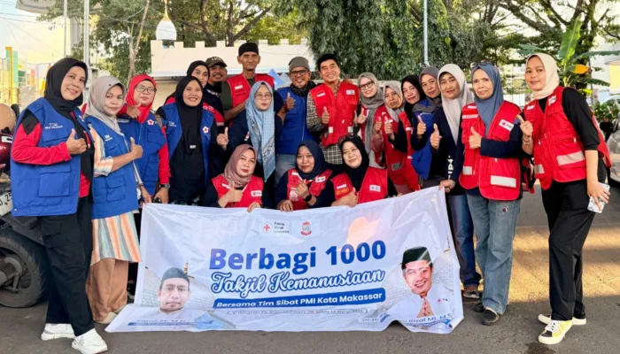 RELAWAN SIBAT PMI kota Makassar Berbagi 1000 Takjil Kemanusian