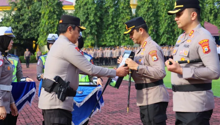 Penyerahan Penghargaan Pelaksanaan Operasi Ketupat 2026, Kapolda Sulsel Apresiasi Kinerja Polres Jajaran
